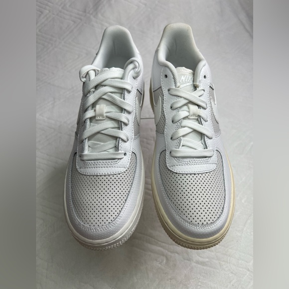 18: Air Force 1 LV8 (GS) White Size 7Y - Picture 7 of 10